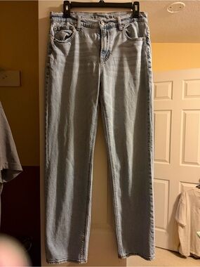 AE super high-rise straight (stretch) Light Wash Women’s Jeans- size 8